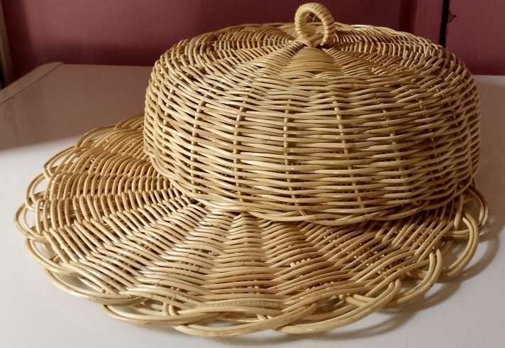 Kerajinan rotan bambu, dan kayu.