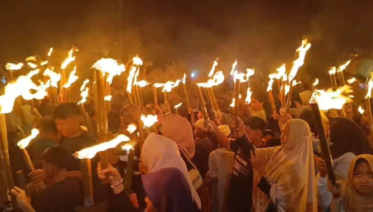 Tradisi Obor Lebaran di Ringinharjo