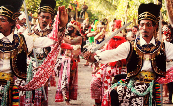 Kesenian Tradisional seperti Wayang Orang, Reog, dan Thek Thek