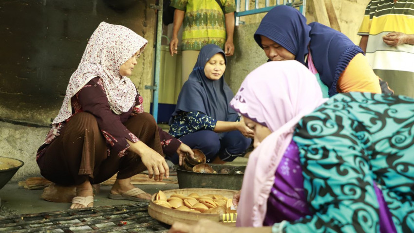 Makanan Tradisional : Gula Kelapa dan Emping Melinjo